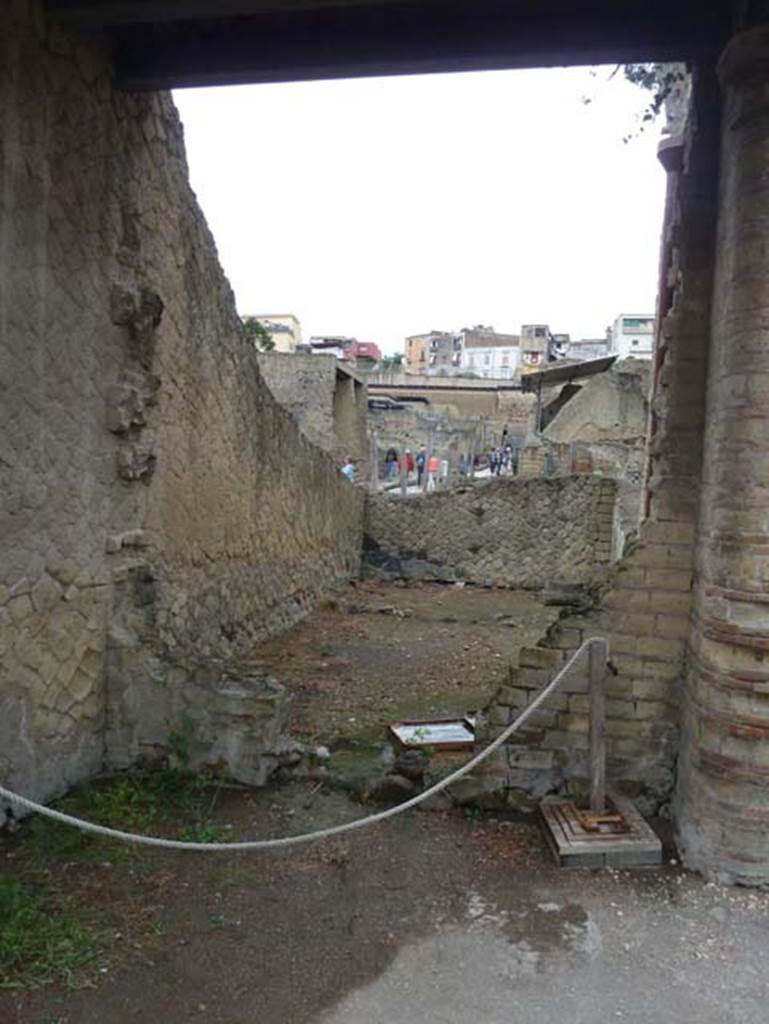 Ins. Orientalis I, 2, Herculaneum, September 2015. Room on north side of entrance doorway, perhaps the porter’s room.